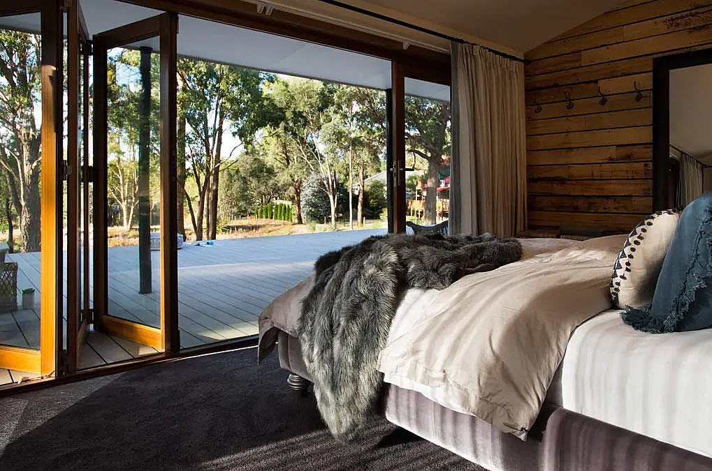King bedroom opening onto the deck